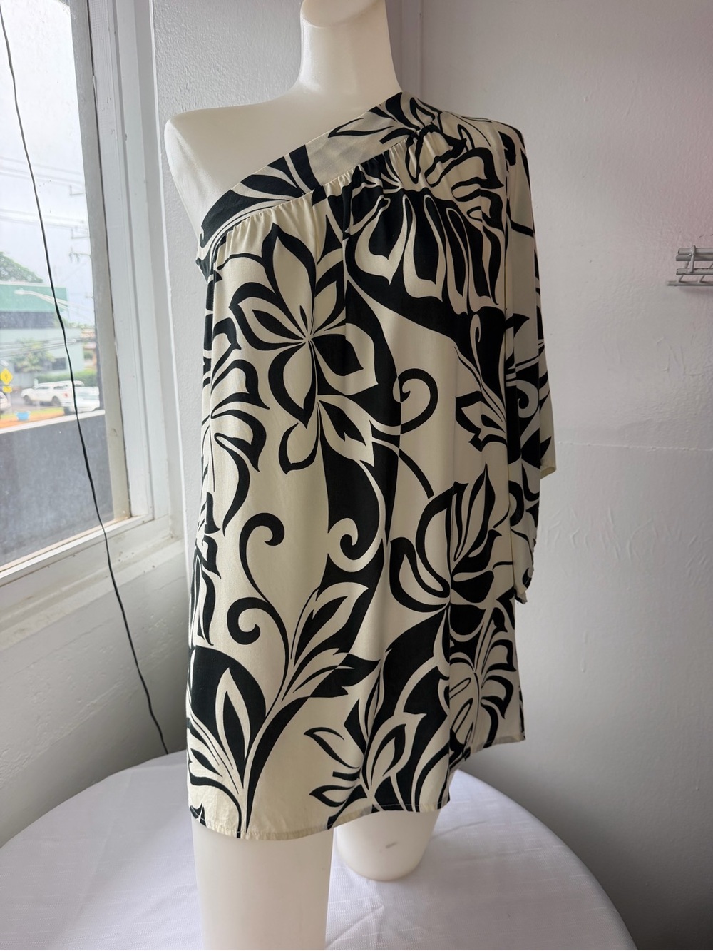 Lee’s Fashion Hawaii Black Cream One Shoulder Tunic Top